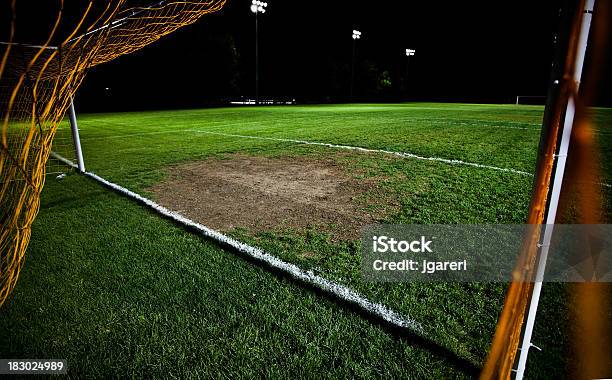 Campo De Fútbol En La Noche Foto de stock y más banco de imágenes de Aire libre - Aire libre, Brizna de hierba, Campo - Lugar deportivo
