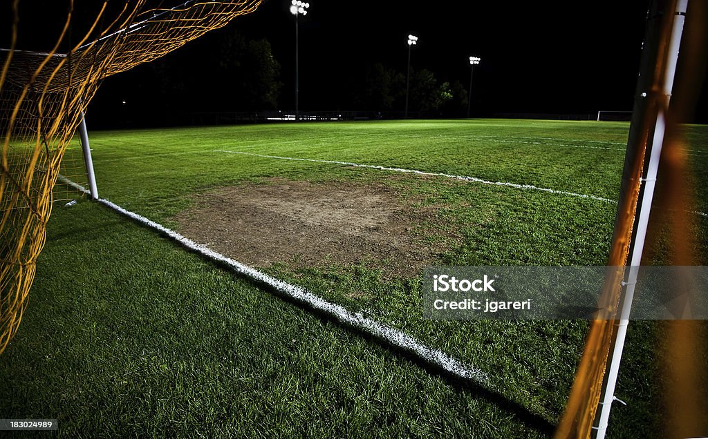 Campo de futebol, à noite - Foto de stock de Campo de Futebol royalty-free
