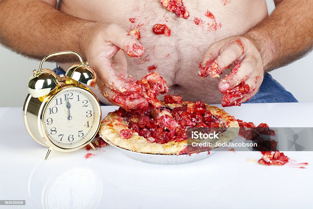Tłuszczu sloppy mężczyzna jedzenie Ciasto z jego ręce na zegar - Zbiór zdjęć royalty-free (Ciasto z wiśniami)