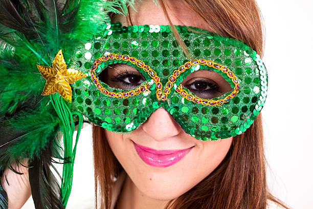 schönes lächeln mädchen. green mardi gras maske, federn. pailletten. - women masquerade mask mardi gras front view stock-fotos und bilder