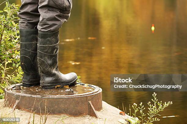 Pescador Botas Boia De Pesca Flutuante - Fotografias de stock e mais imagens de Galocha - Galocha, Lago, Adulto