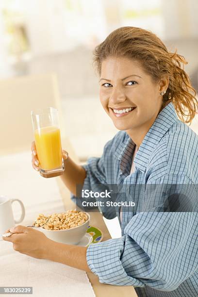 Photo libre de droit de Jeune Femme Ayant Un Petit Déjeuner Dans La Cuisine banque d'images et plus d'images libres de droit de Adulte