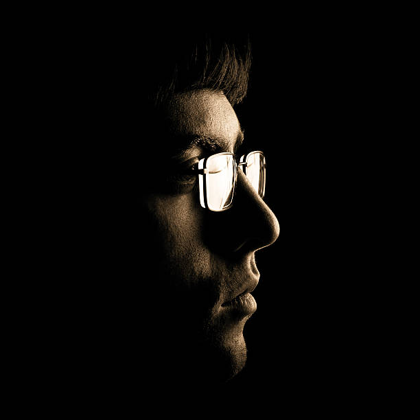 retrato escuro masculino - staring black and white glasses human face - fotografias e filmes do acervo