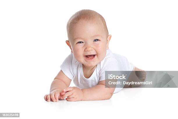 Bebé De Siete Meses De Edad Feliz Sobre Fondo Blanco Foto de stock y más banco de imágenes de Bebé