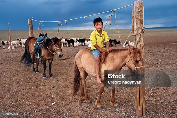 Foto de Mongol Menino Com Cavalo e mais fotos de stock de Deserto de Gobi - Deserto de Gobi, Cavalo - Família do cavalo, Mongólia