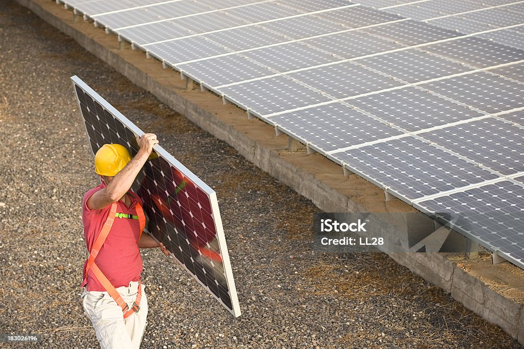 Caminar con un Panel Solar - Foto de stock de Accesorio de cabeza libre de derechos