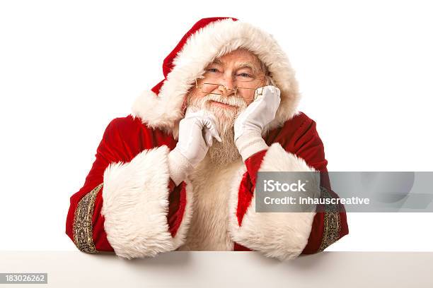 Foto Reale Di Babbo Natale Con Un Cartello Vuoto - Fotografie stock e altre immagini di 70-79 anni - 70-79 anni, Accuratezza, Adulto