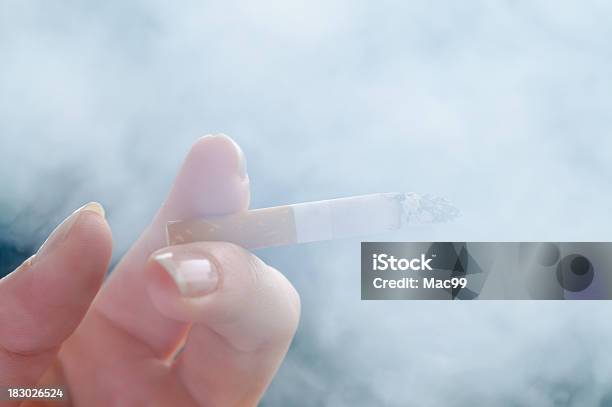 Cigarro Na Mão - Fotografias de stock e mais imagens de Cigarro - Cigarro, Filtro de Cigarro, Proibido