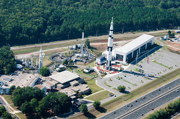 space complex showcasing saturn v rocket - 阿拉巴馬州 個照片及圖片檔