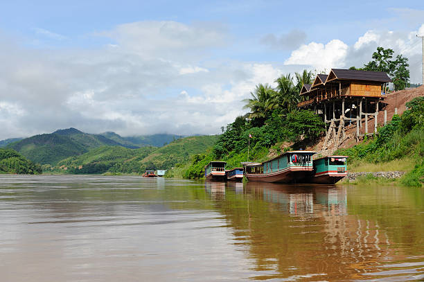 вдоль реки меконг в лаосе - laos hut southeast asia shack стоковые фото и изображения