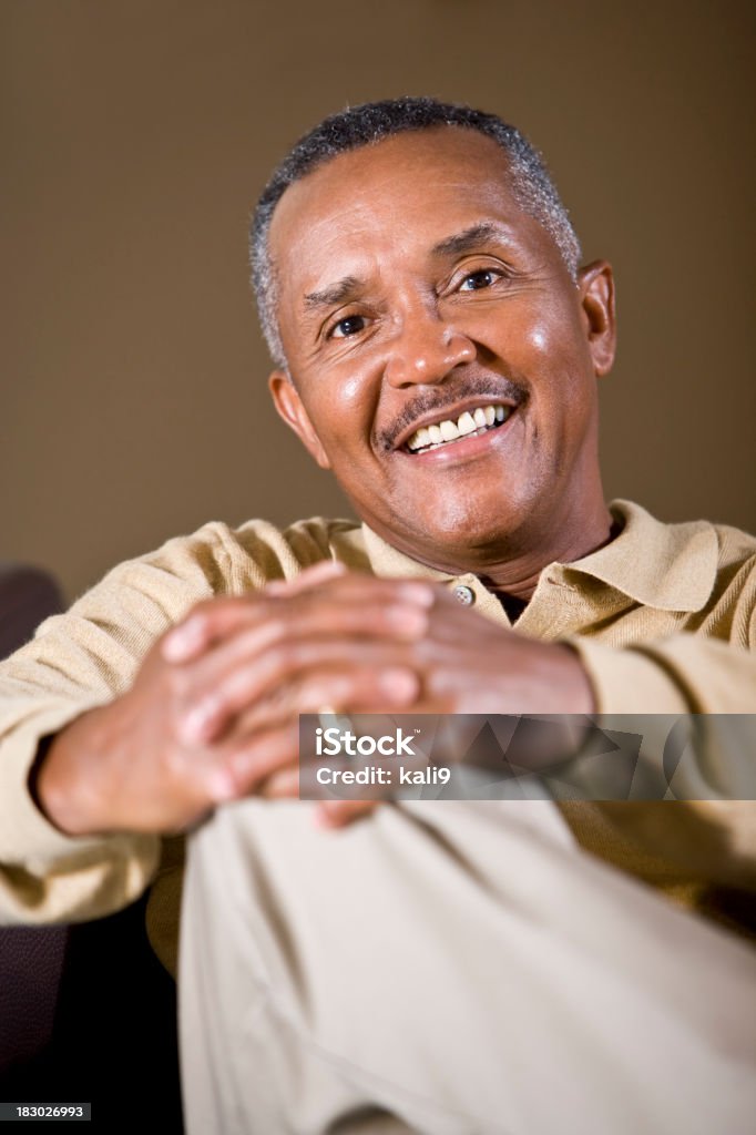 Retrato de hombre senior sonriendo Afroamericana - Foto de stock de 60-64 años libre de derechos