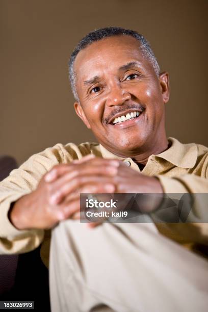 Retrato De Hombre Senior Sonriendo Afroamericana Foto de stock y más banco de imágenes de 60-64 años - 60-64 años, 60-69 años, Adulto