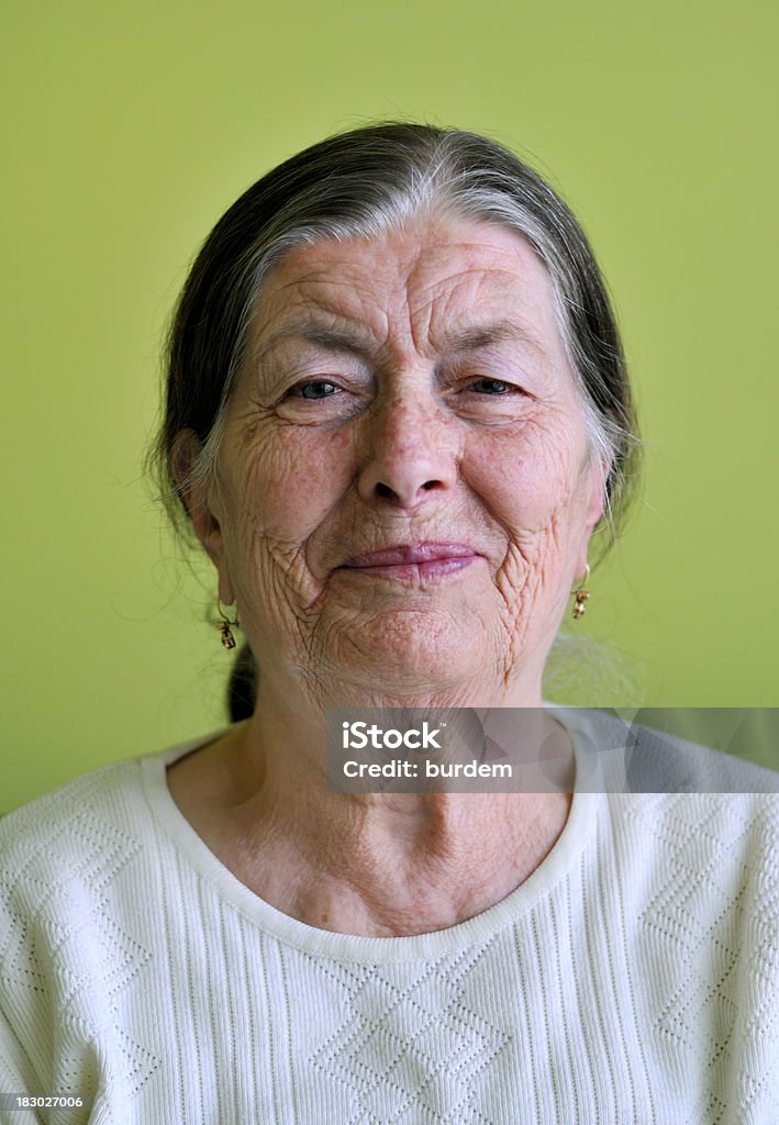 웃는 여자 노인 - 로열티 프리 유색 배경 스톡 사진
