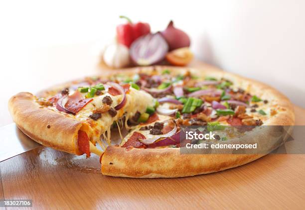 Pizza Mit Gemüse Und Fleisch Stockfoto und mehr Bilder von Pizza mit gefüllter Kruste - Pizza mit gefüllter Kruste, Bildschärfe, Fotografie