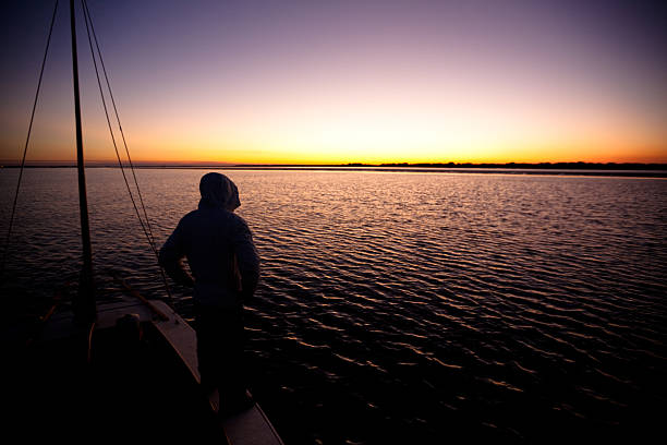assiste ao pôr do sol em um veleiro - beach cumberland island environment tranquil scene - fotografias e filmes do acervo