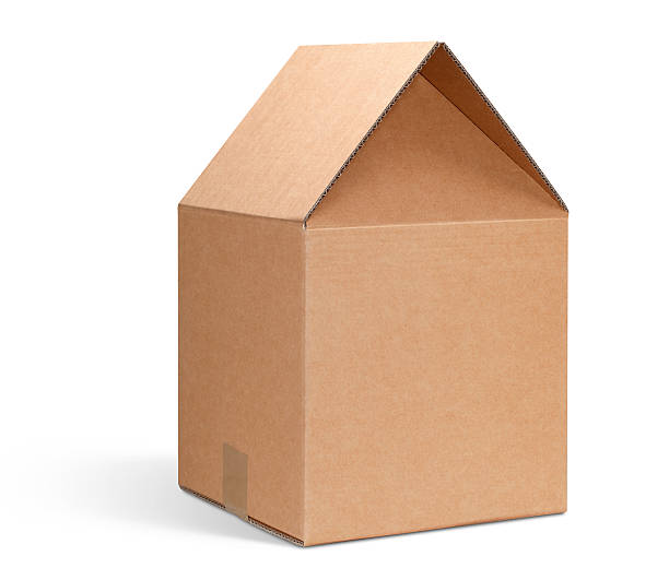 tekturowe pudełko w kształcie domu. - unpacking moving office container moving house zdjęcia i obrazy z banku zdjęć