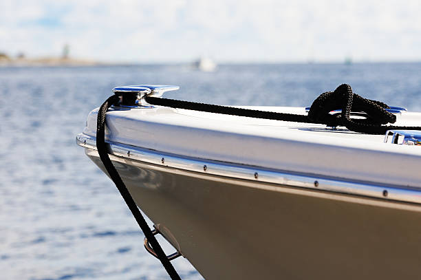 frente de um barco a motor, ou seja, proa - yacht luxury front view ships bow - fotografias e filmes do acervo