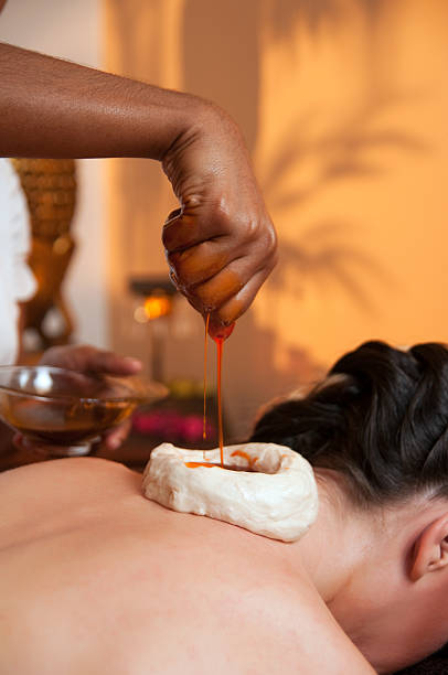 aiurveda massagem - ayurveda massaging aromatherapy chakra imagens e fotografias de stock