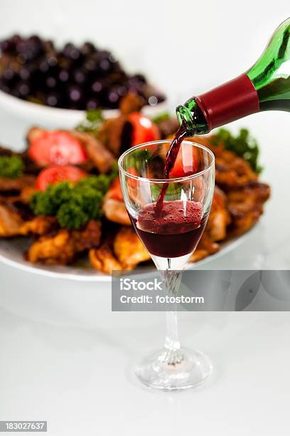 Photo libre de droit de Vin Rouge Versé En Bouteille De La Viande Grillée En Arrièreplan banque d'images et plus d'images libres de droit de Alcool