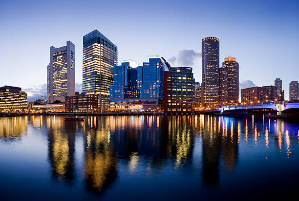 boston city skyline iluminado à noite, eua - boston skyline night city imagens e fotografias de stock