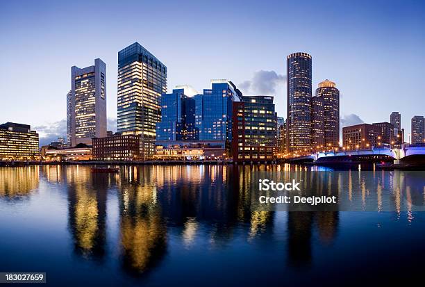 Бостон Город Освещенное Ночью Сша — стоковые фотографии и другие картинки Бостон - Массачусетс - Бостон - Массачусетс, Линия горизонта, Ночь