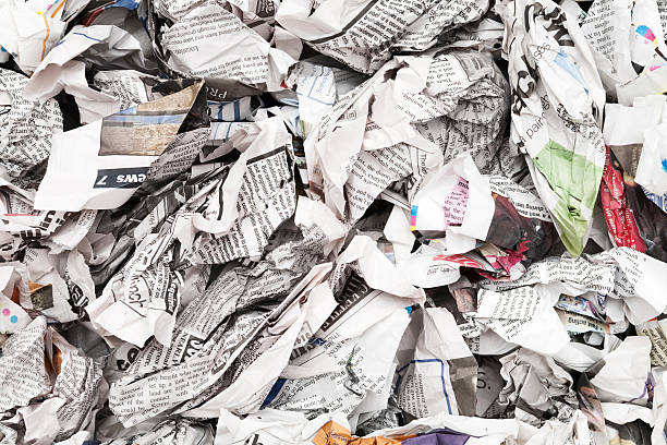 papel de jornal, mural - recycling paper garbage newspaper imagens e fotografias de stock