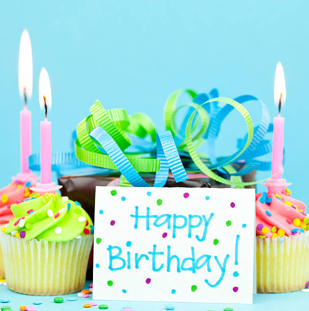 urodziny cupcakes z upominkami i - birthday birthday card cake cupcake zdjęcia i obrazy z banku zdjęć