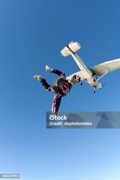 Foto Stock Royaltyfree Skydiver In Da Caduta Libera - Fotografie stock e altre immagini di Skydiving