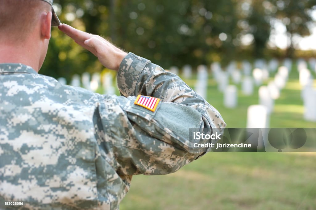 Soldado americano Saudando perdido os seus amigos - Royalty-free Memorial Day americano Foto de stock