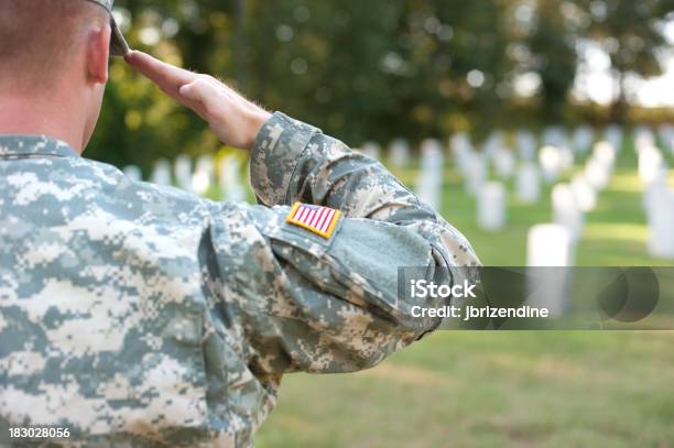 Soldado Americano Saudando Perdido Os Seus Amigos - Fotografias de stock e mais imagens de Memorial Day americano - Memorial Day americano, Saudar, Veterano de Guerra