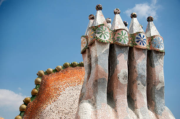 mosaic dachterrasse auf gaudís casa batlló, barcelona (spanien - barcelona antonio gaudi casa battlo spain stock-fotos und bilder