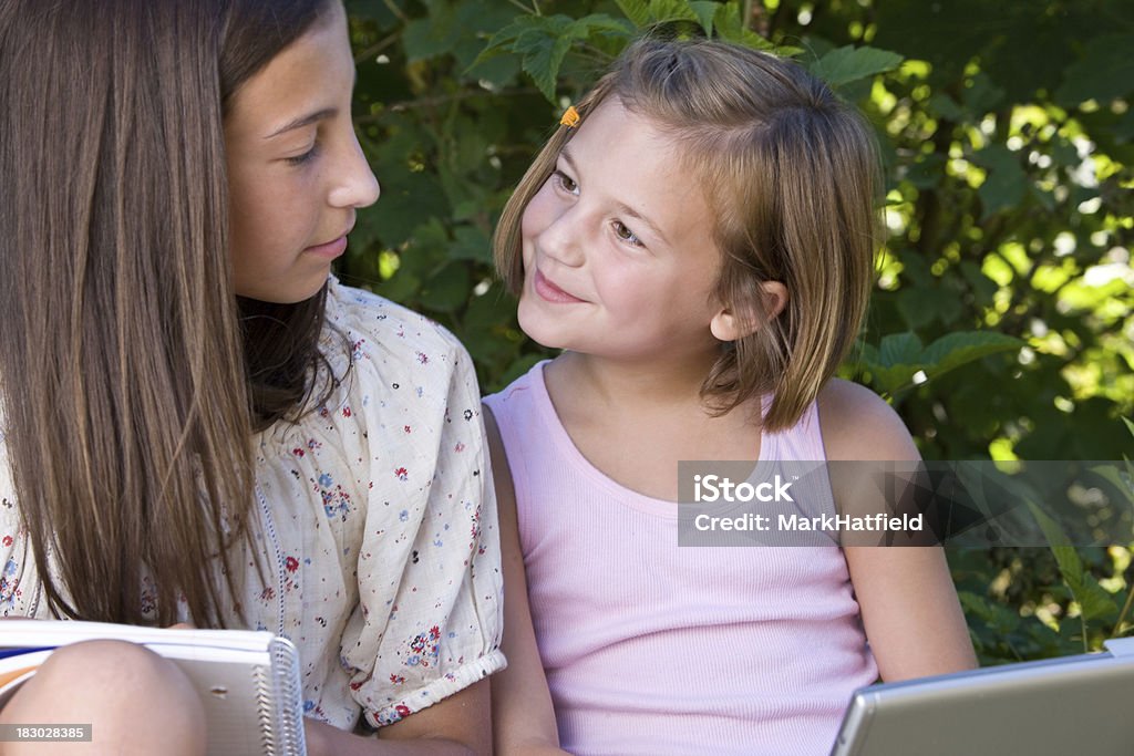 Hermanas trabajando juntos en la tarea - Foto de stock de Adolescente libre de derechos