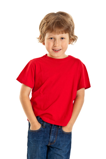 Romper lámpara Documento Pequeño Niño Feliz En Camiseta Roja Foto de stock y más banco de imágenes  de 6-7 años - 6-7 años, Niños, Alegre - iStock