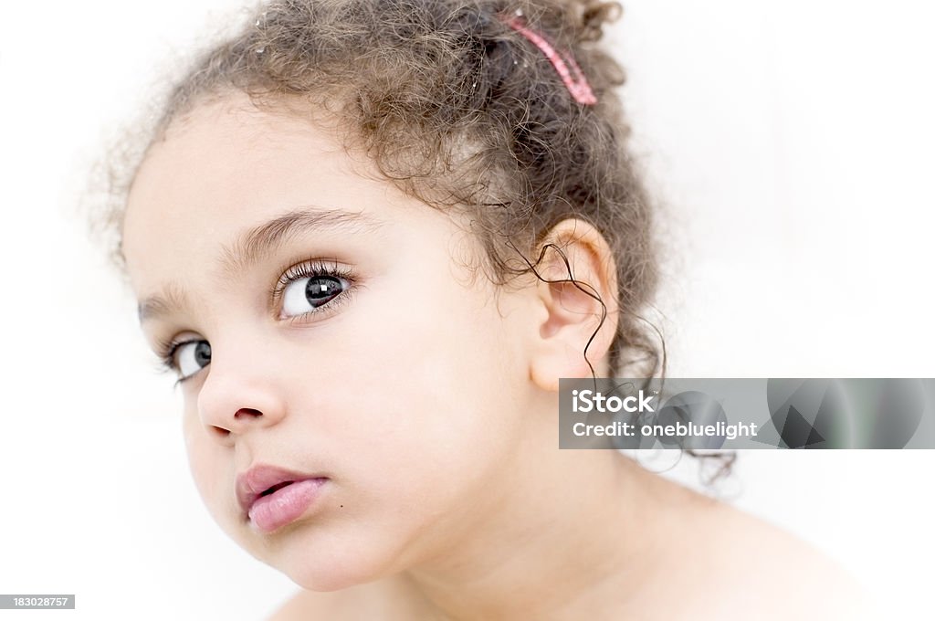 Girl (4-5) mirando graves, fondo blanco - Foto de stock de 4-5 años libre de derechos