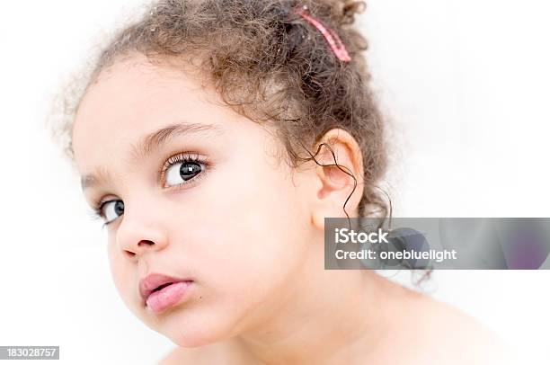 Girl Mirando Graves Fondo Blanco Foto de stock y más banco de imágenes de 4-5 años - 4-5 años, Afrodescendiente, Alardear