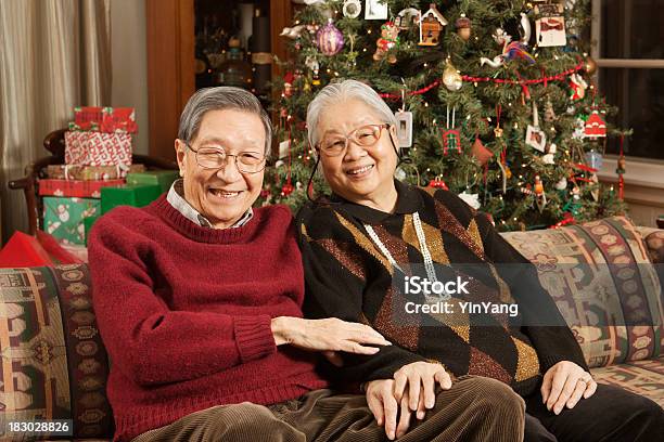 캐주얼 아시아판 선임 커플입니다 크리스마스 장식이 되어 있는 트리 선물함 2명에 대한 스톡 사진 및 기타 이미지 - 2명, 80-89세, 가정 생활