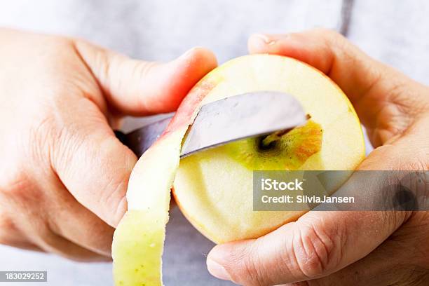 Mãos Descascando Uma Maçã - Fotografias de stock e mais imagens de Descascar alimentos - Descascar alimentos, Fruta, Adulto