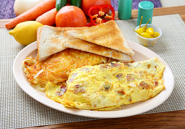 omelette prima colazione - hash brown foto e immagini stock