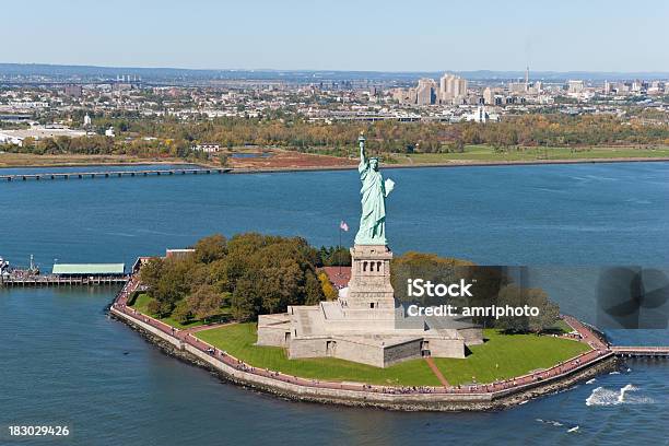 Foto de Voando Na Estátua Da Liberdade e mais fotos de stock de Estátua da Liberdade - New York City - Estátua da Liberdade - New York City, Arquitetura, Atlântico Central EUA