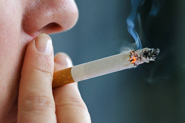 курит сигарет - smoking smoking issues cigarette addiction стоковые фото и изображения