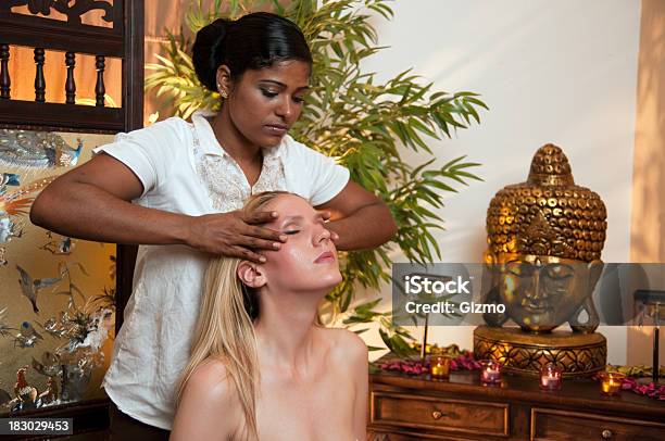 Aiurveda Massagem - Fotografias de stock e mais imagens de Adulto - Adulto, Aiurveda, Aromaterapia