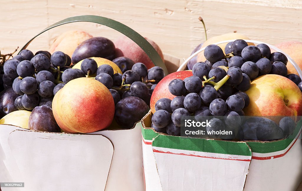Canastas de frutas frescas - Foto de stock de Cesta libre de derechos