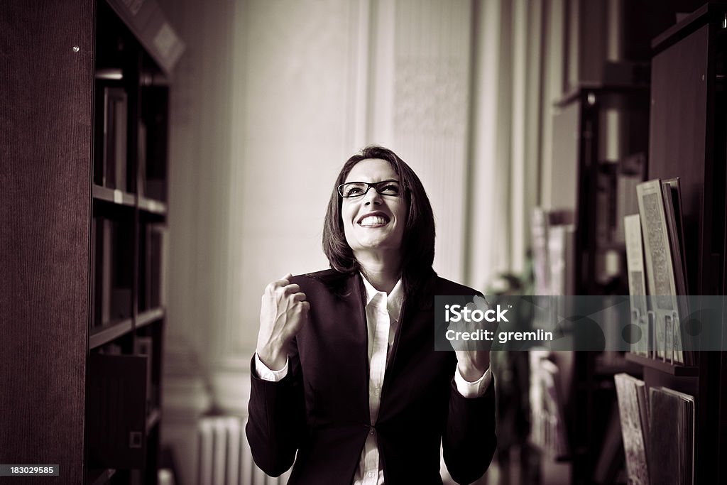 幸せな若い女性の librarian - めがねのロイヤリティフリーストックフォト