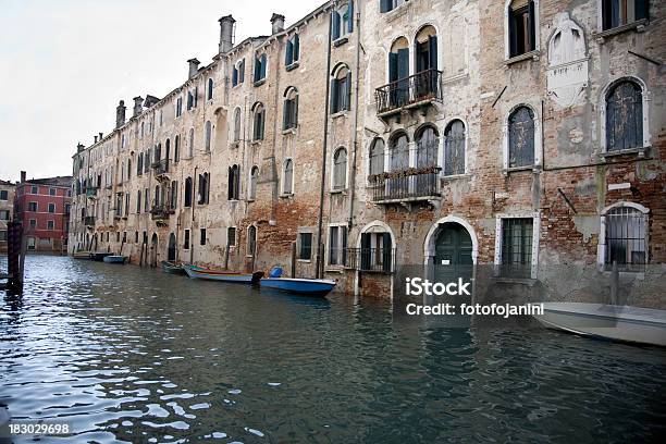 Casas Em Veneza - Fotografias de stock e mais imagens de Arcaico - Arcaico, Atracado, Canal - Água Corrente