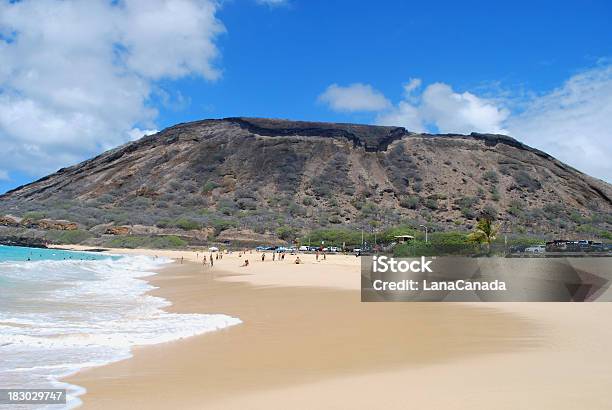 Photo libre de droit de Plage De Sable Fin Et Koko Head Crater Oahu banque d'images et plus d'images libres de droit de Koko Head - Koko Head, Activité de loisirs, Baie - Eau