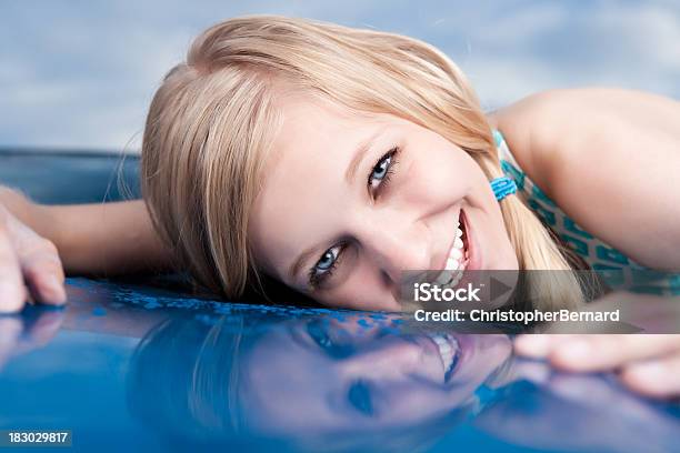 Sorridente Mulher Inclinarse No Aluguer De Carro - Fotografias de stock e mais imagens de 18-19 Anos - 18-19 Anos, Adulto, Alegria