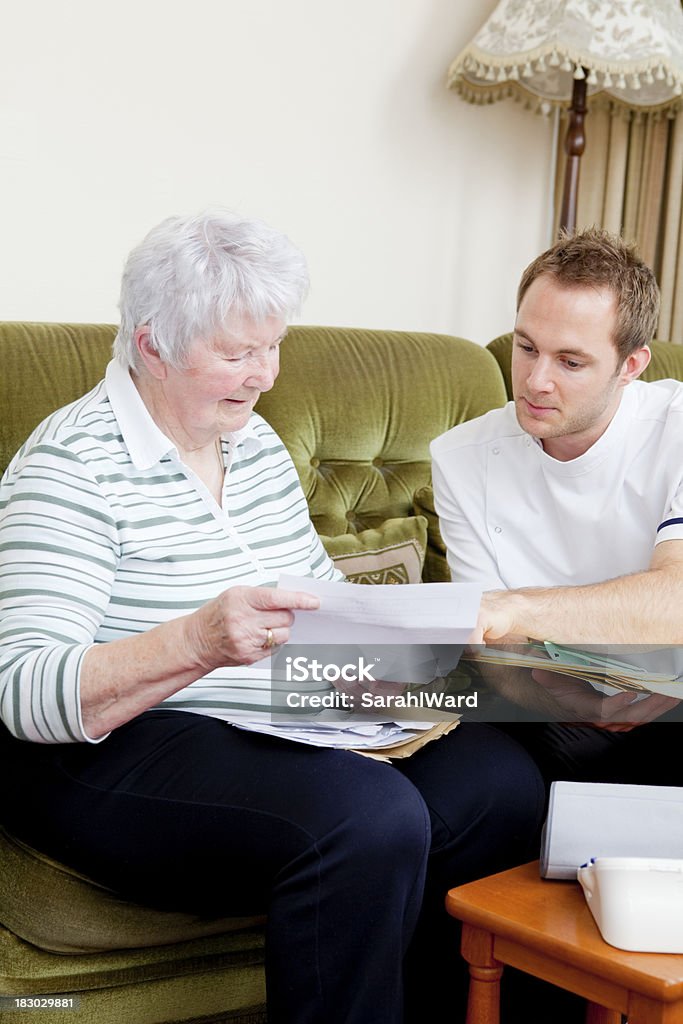 Krankenschwester und senior lady unterhalten Sie sich wie zu Hause fühlen - Lizenzfrei 80-89 Jahre Stock-Foto