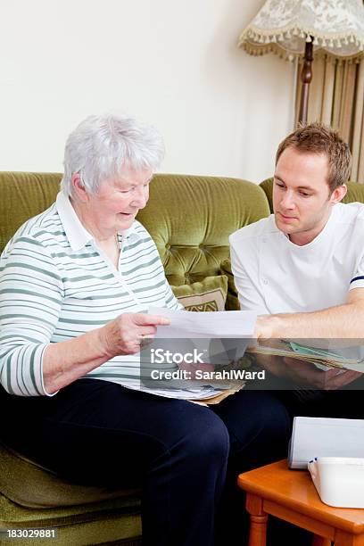 Krankenschwester Und Senior Lady Unterhalten Sie Sich Wie Zu Hause Fühlen Stockfoto und mehr Bilder von 80-89 Jahre