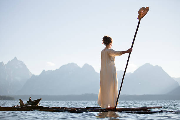 bella donna su una zattera di legno - women courage water floating on water foto e immagini stock