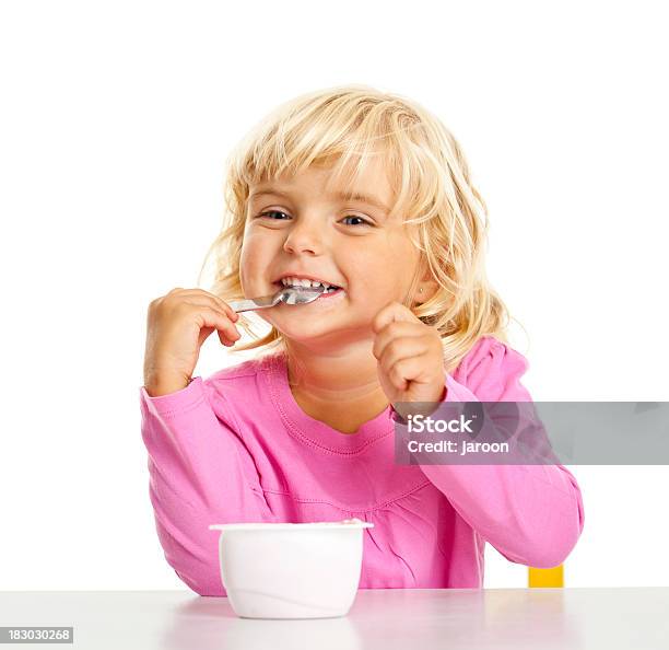 Photo libre de droit de Petite Fille Mangeant Un Yoghourt Beauté banque d'images et plus d'images libres de droit de Yaourt - Yaourt, Manger, Enfant